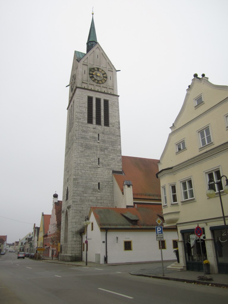 Neustadt a. d. Donau, Pfarrkirche St. Laurentius, erbaut im 15. Jahrhundert, dreischiffige Hallenkirche, von 1947 bis 1949 rekonstruiert und nach Osten erweitert (02.11.2013)