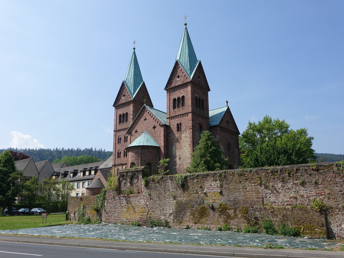 Neustadt am Main, ehem. Benediktinerklosterkirche St. Michael, dreischiffige Basilika mit Rundapsis und zwei Osttrmen mit Giebeln, Bruchsteinmauerwerk mit Sandsteingliederungen, neuromanischer Wiederaufbau auf teilweise erhaltenen Mauerresten nach Plnen von Heinrich Hbsch von 1858 bis 1875 (12.05.2018)