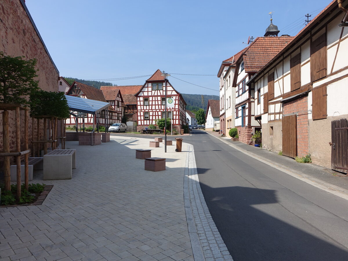 Neustadt am Main, Fachwerkhuser in der Medingaustrae (12.05.2018)