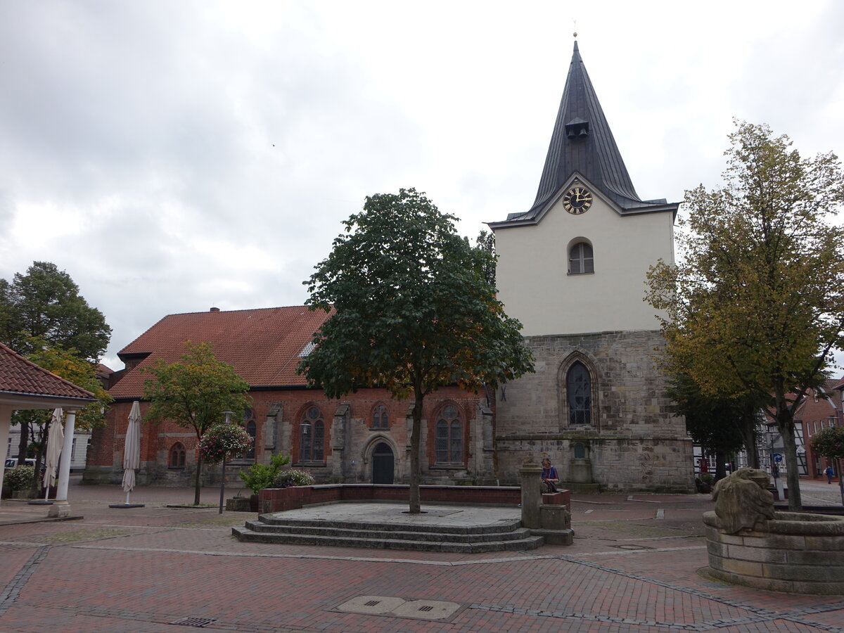Neustadt am Rbenberge, evangelische Liebfrauenkirche, romanische Basilika, erbaut im 13. Jahrhundert (07.10.2021)