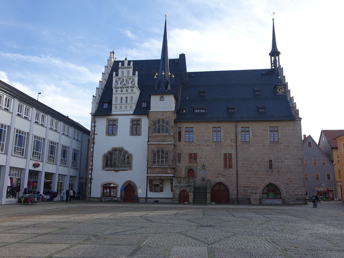 Neustadt an der Orla, historisches Rathaus am Markt, erbaut bis 1464 (20.10.2022)