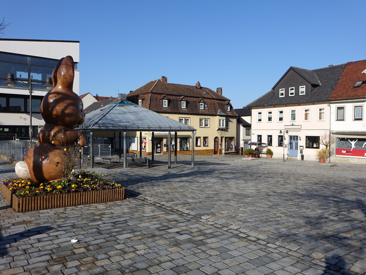 Neustadt bei Coburg, Osterhase am Marktplatz (08.04.2018)