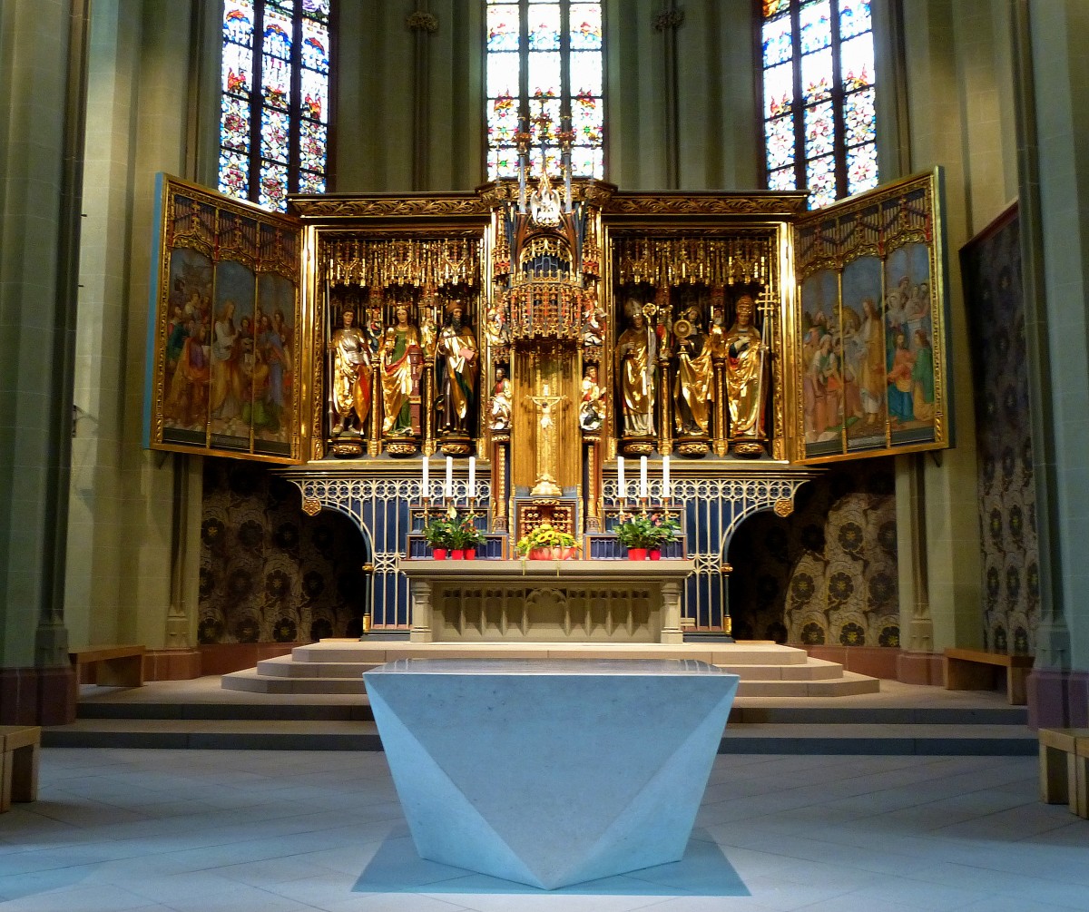 Neustadt, der kunstvolle, holzgeschnitzte Hauptaltar im St.Jakobusmnster, Juli 2015