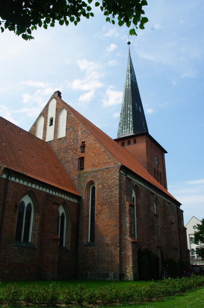 Neustadt/Holstein, Ev. Stadtkirche, Backsteingotik, erbaut ab 1238, Westturm von 1334 (22.05.2011)