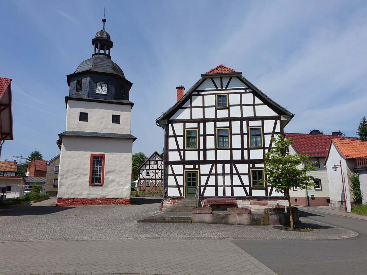 Neustdt, evangelische Erlserkirche und Gemeindehaus (03.06.2022)
