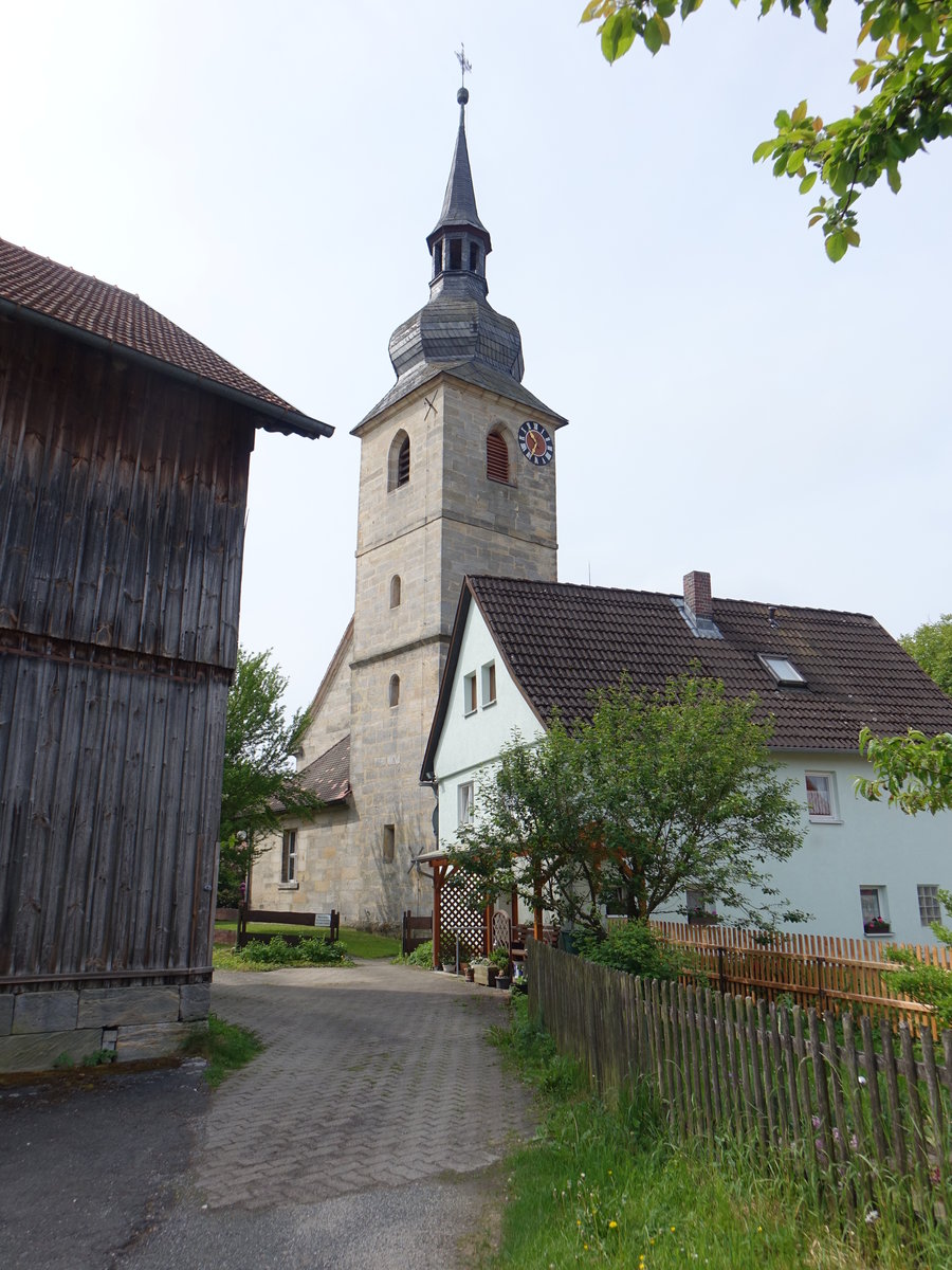 Neustdtlein am Forst, Ev. St. Johannes der Tufer Kirche, Chorturmkirche aus Sandsteinquadern mit Nordturm, Turmuntergeschoss 1465, die Turmobergeschosse nach 1700, Langhaus 1818 (19.05.2018)