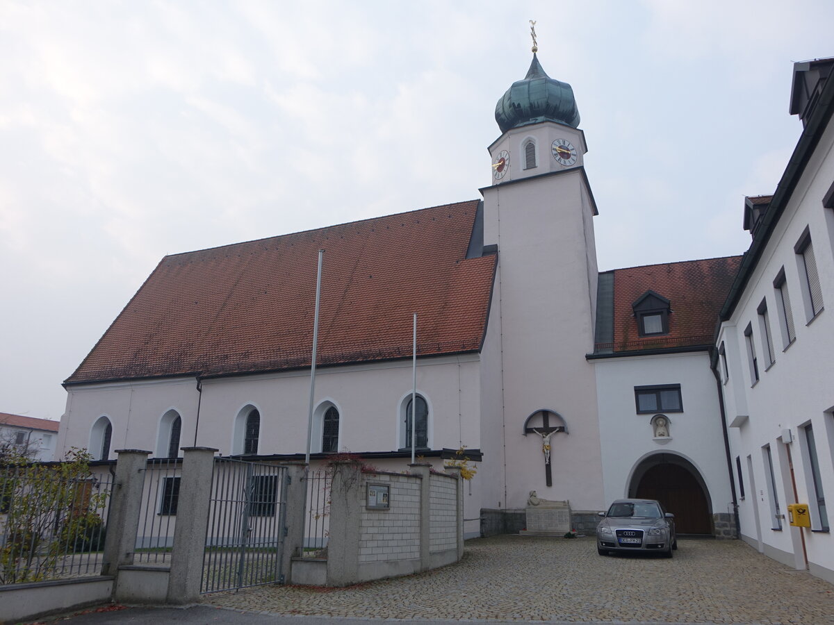 Neustift, ehem. Klosterkirche Mater Dolorosa, Saalbau mit Polygonalchor und Westturm, erbaut im 15. Jahrhundert, Kirchturm von 1639 (20.10.2018)