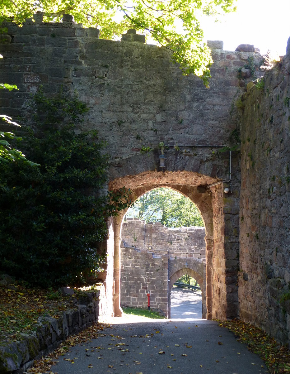 Neuweier, die Doppeltoranlage der Yburg, von innen gesehen, Sept.2015