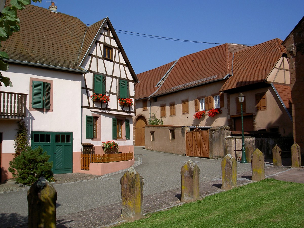 Neuwiller-les-Saverne, Huser am Place de Eglise (03.10.2014)