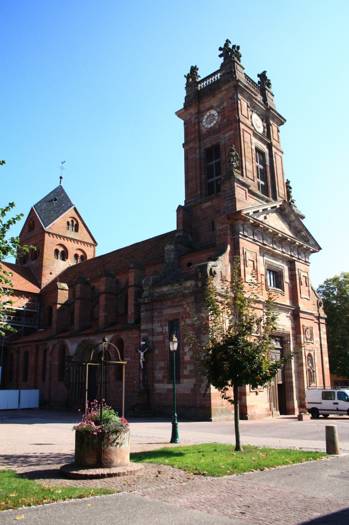 Neuwiller-les-Saverne, Klosterkirche St. Peter und Paul, Chor und Querhaus 12. Jahrhundert, gotisches Langhaus, klassizistische Fassade mit Turm von 1768 (03.10.2014)