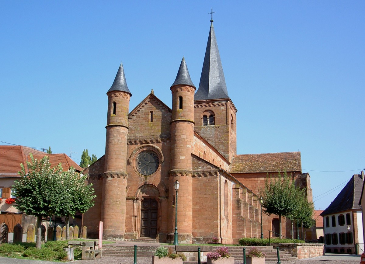 Neuwiller-les-Saverne, Westfassade der St. Adelphus Kirche, erbaut von 1200 bis 1225 (03.10.2014)
