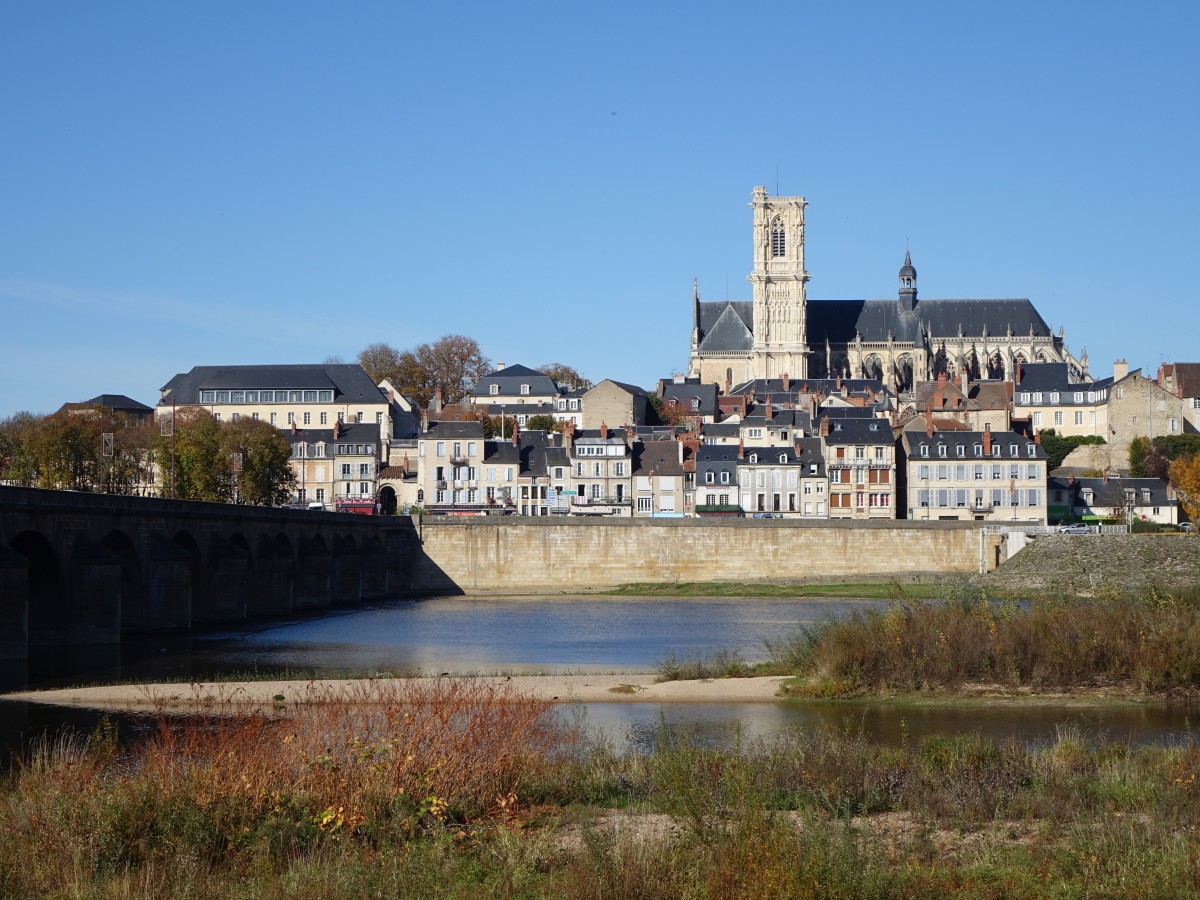 Nevers, Loirebrcke und Kathedrale St. Cyr (31.10.2015)