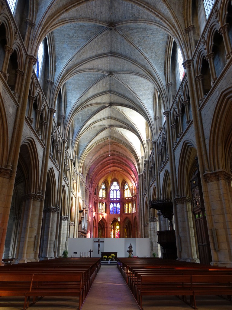 Nevers, Mittelschiff der Kathedrale Saint-Cyr-et-Sainte-Juliette, erbaut im 13. Jahrhundert (31.10.2015)