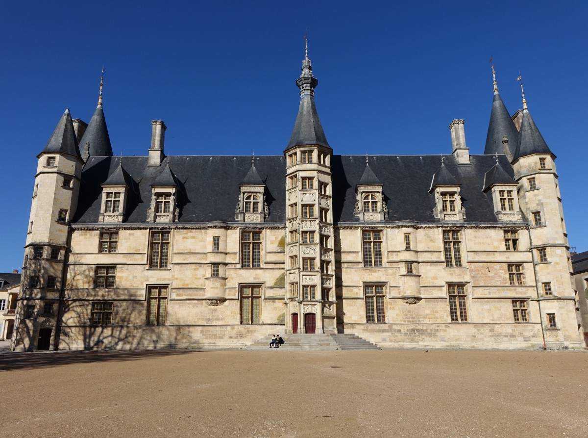 Nevers, Palais Ducal, erbaut im 15. Jahrhundert von Jean de Clamecy (31.10.2015)