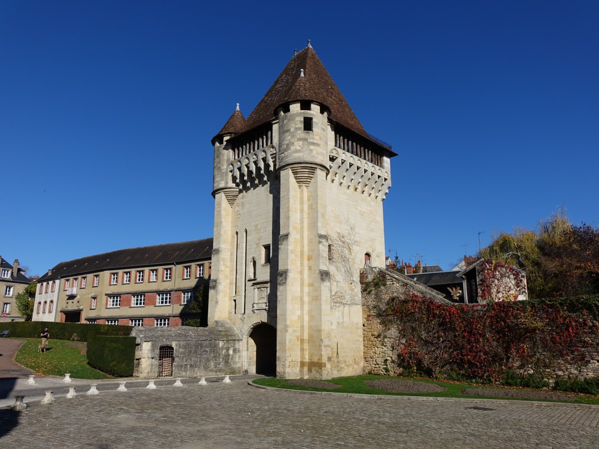 Nevers, Porte du Croux aus dem 14. Jahrhundert mit Musee archeologique du Nivermais (31.10.2015)