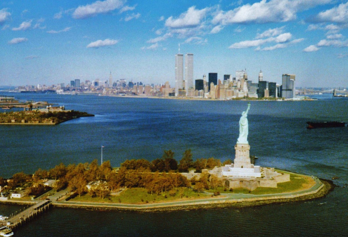 New York, Mai 1981. Die Freiheitsstatue auf Liberty Island. (Rundflug mit dem Hubschrauber)