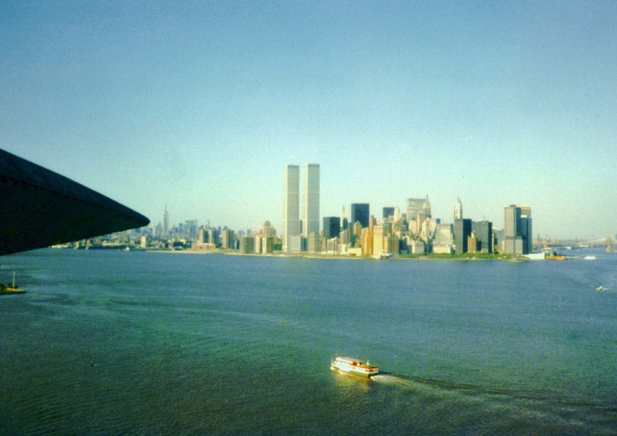 New York, Mai 1981. Super Ausblick von der Krone der Freiheitsstatue auf die Skyline von Manhattan (on the left, Crown of Liberty)