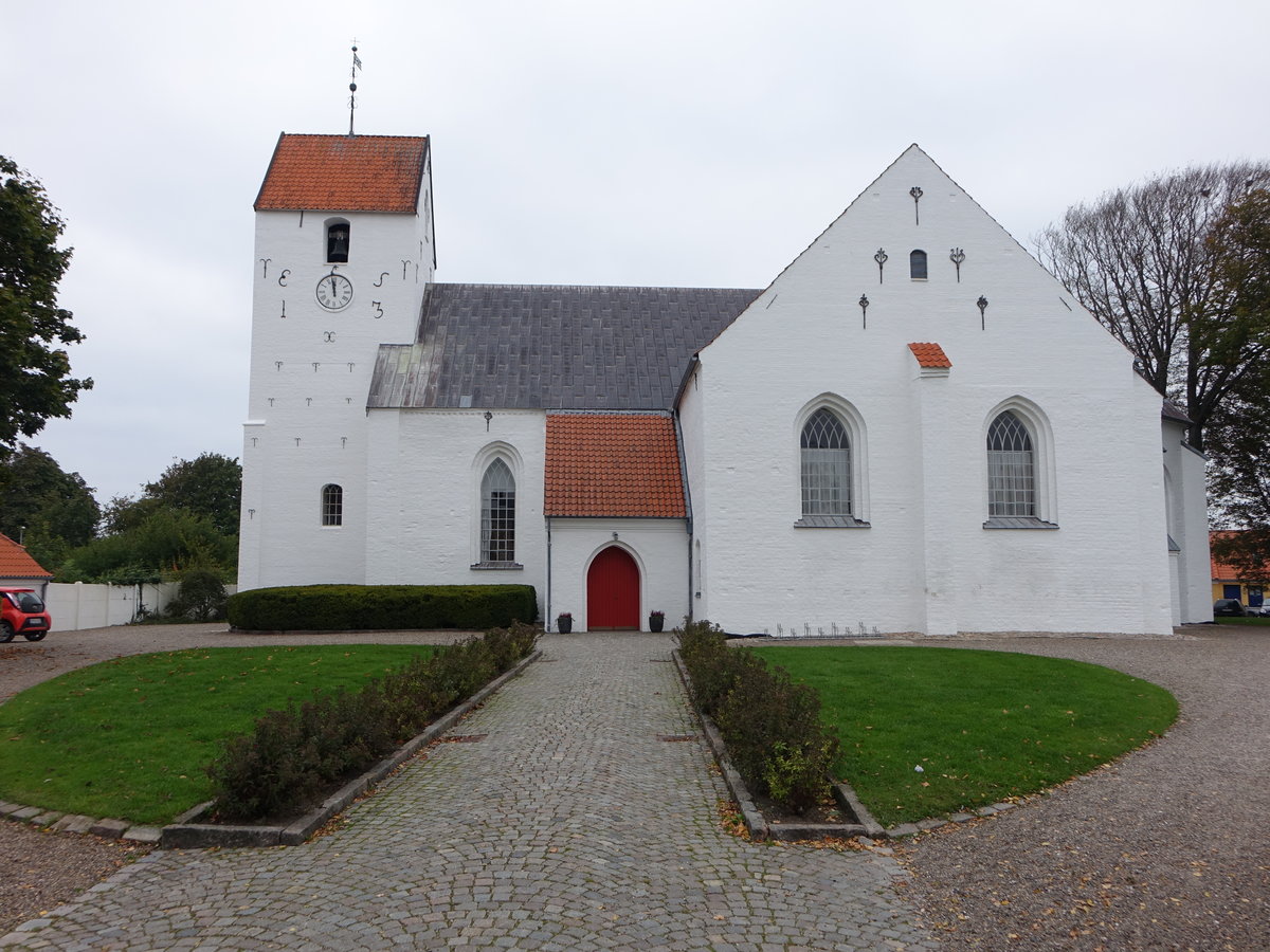 Nibe, evangelische Kirche, gotischer Backsteinbau, erbaut im 15. Jahrhundert mit Kreuzarm mit Waffenhaus und Westturm (22.09.2020)