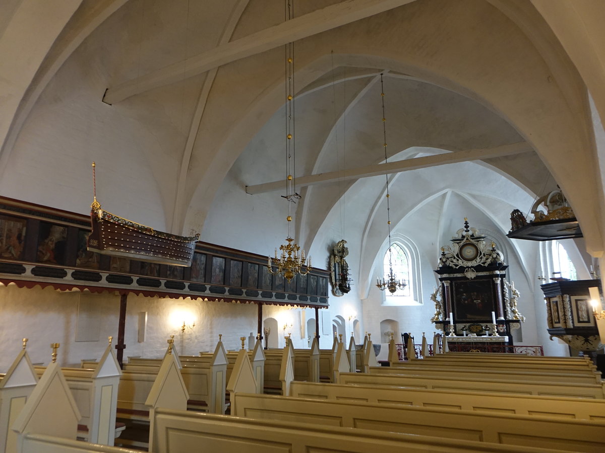 Nibe, Innenraum der Ev. Kirche, Altar von 1704, Kanzel von 1706, Empore von 1707 mit Bildern der Leidensgeschichte (22.09.2020)