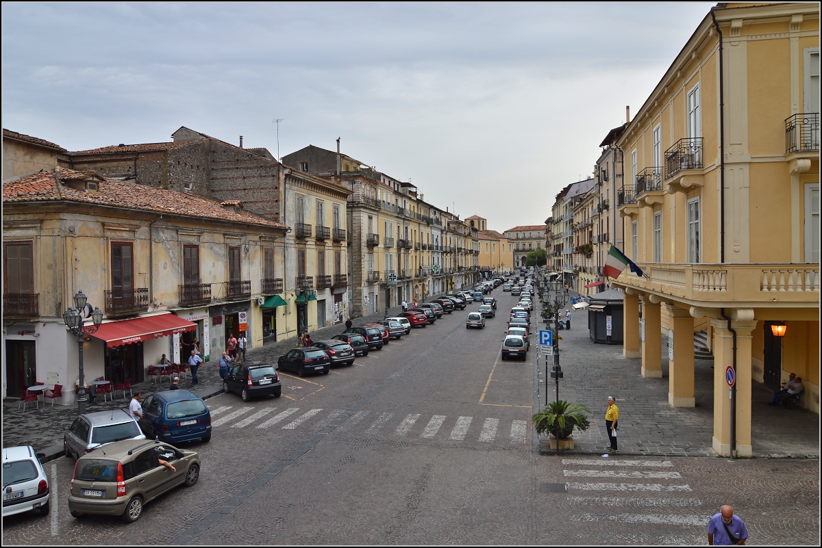 Nicastro - heute der wichtigste Teilort Lamezia Therme.

Corso Numistrano in Nicastro. Wenn hier Autos mit aufmontiertem Lautsprecher, Kinoprogramm oder kirchliche Durchsagen machen, kommt irgendwie Don Camillo-Feeling auf. Sommer 2013.