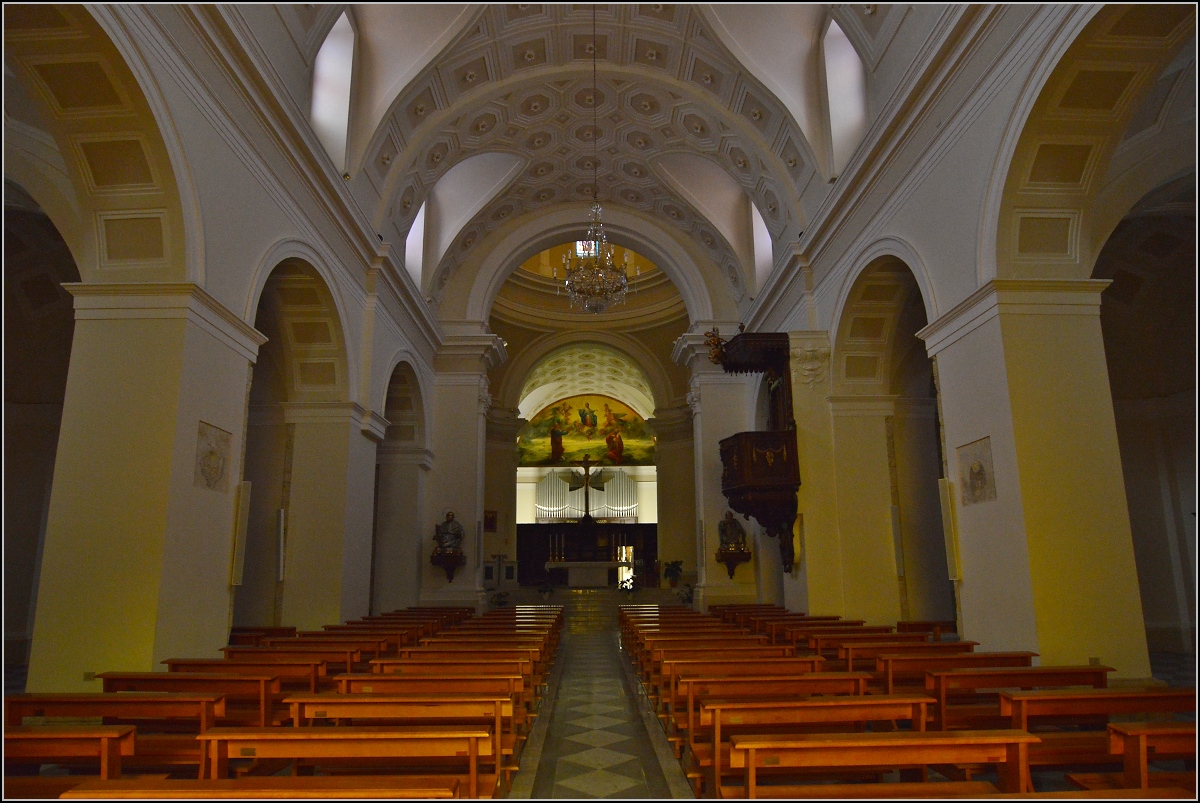Nicastro - heute der wichtigste Teilort Lamezia Therme. 

Das Innere des Peter und Paul Doms, zentrale Kirche des Bistums Lamezia Therme. Sommer 2013.