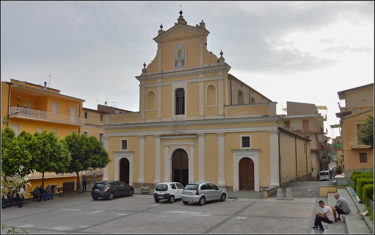 Nicastro - heute der wichtigste Teilort Lamezia Therme. 

Chiesa Parrocchiale im Vorort mit engen Gassen in quadratischem Raster. Vor der Messe wurden einige Rakteten mit Bllern abgefeuert. Weil eine Rakete fast auf der Kirche landete, gab es rger mit dem Pfarrer. Don Camillo Feeling gab es auch hier gratis dazu... Sommer 2013.