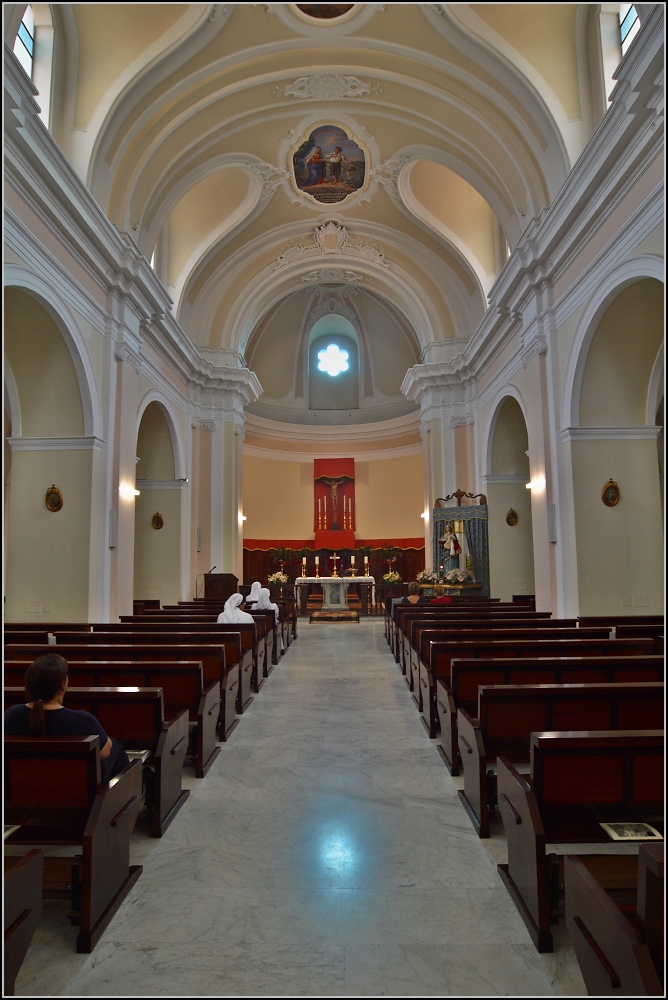 Nicastro - heute der wichtigste Teilort Lamezia Therme. 

Das Innere der Chiesa Parrocchiale im Vorort von Nicastro. Sommer 2013.