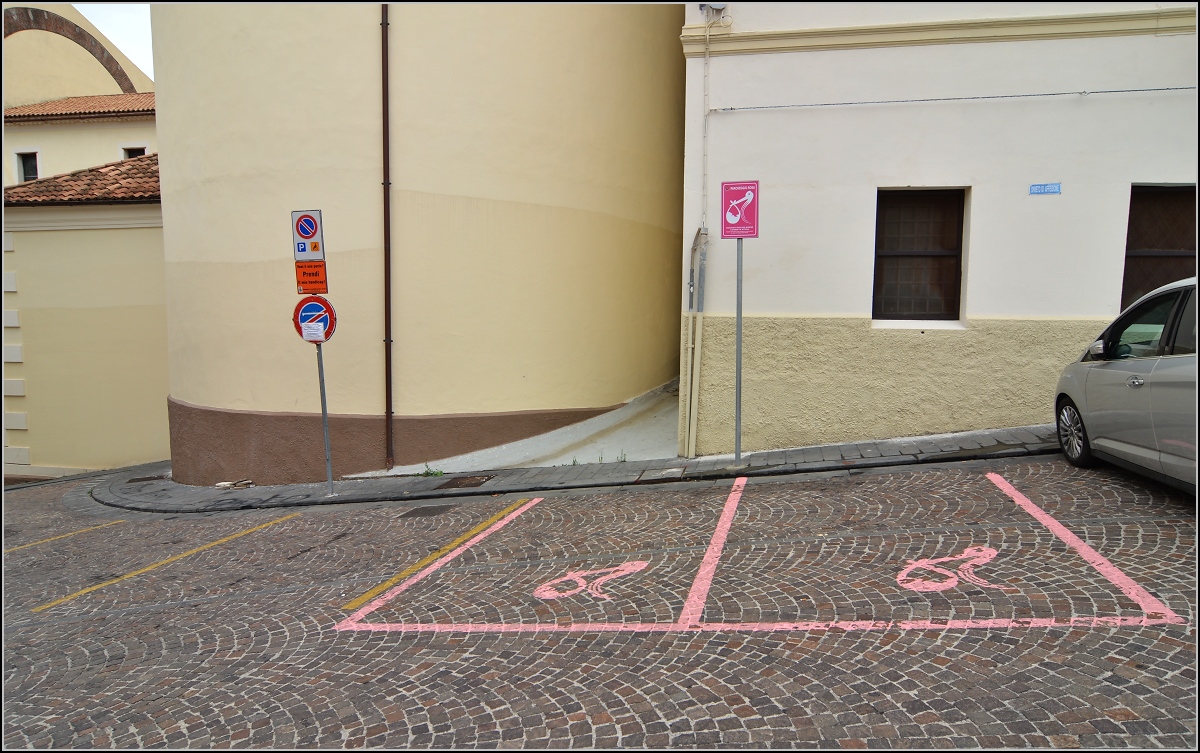 Nicastro - heute der wichtigste Teilort Lamezia Therme.

Kleine Kuriositt am Rande: Ein Parkplatz fr Schwangere am  Peter und Paul Dom. Sommer 2013.