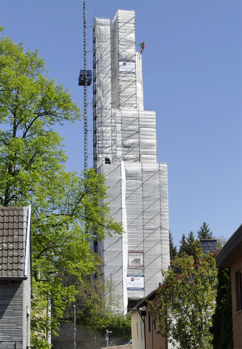 Nicht Christo, sondern Handwerker als Verpackungsknstler der St. Bartholomuskirche in Kirspenich - 04.05.2018