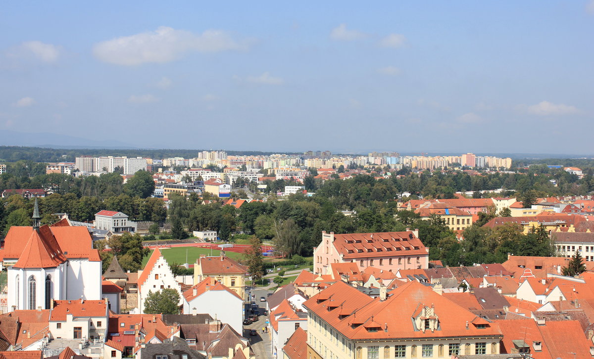 Nicht verbergen kann auch die durch ein leckeres Gebru bekannte Stadt in Bhmen ihre sozialistische Vergangenheit wenn man die Hochhuser am Horizont anschaut. Ein Kontrast stellt die barocke Altstadt von Česk Budějovice dar. Das Foto entstand am 16.08.2020 vom Schwarzen Turm. 