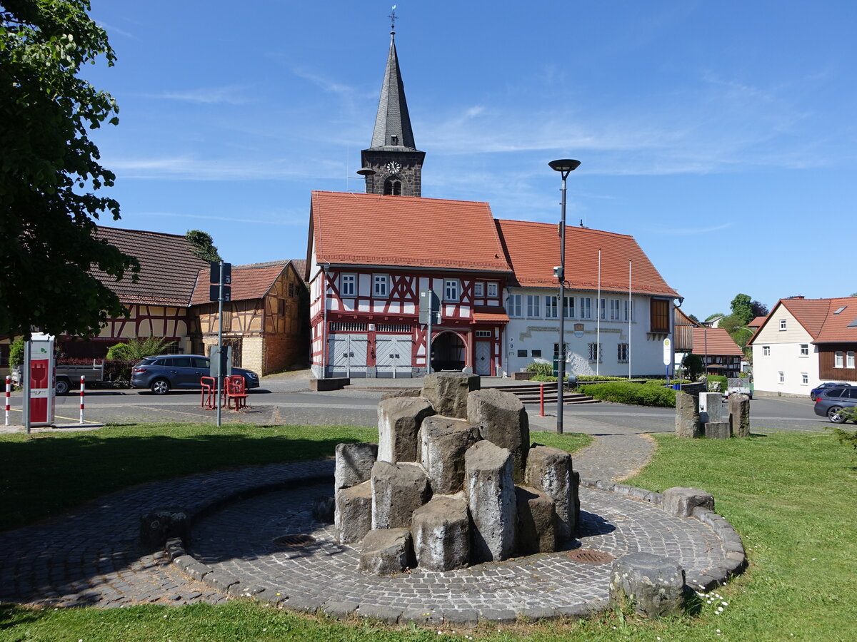 Nieder-Ohmen, Brunnen, Rathausmuseum und evangelische Kirche in der Rathausgasse (14.05.2022)