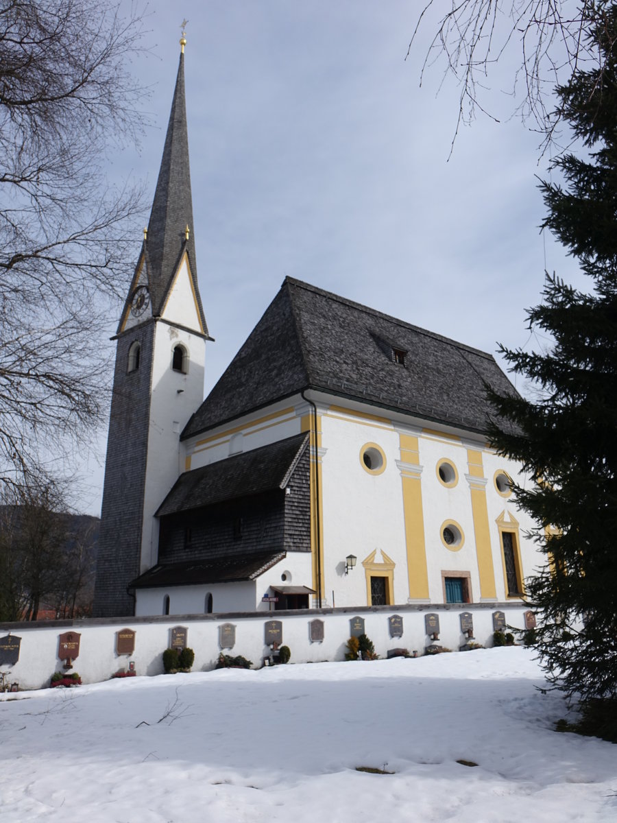 Niederachen, kath. Kirche Maria Himmelfahrt, dreijochiger Saalbau mit eingezogener Apsis, erbaut von 1696 bis 1698, Turm des Vorgngerbaus an der Nordwestseite (26.02.2017)