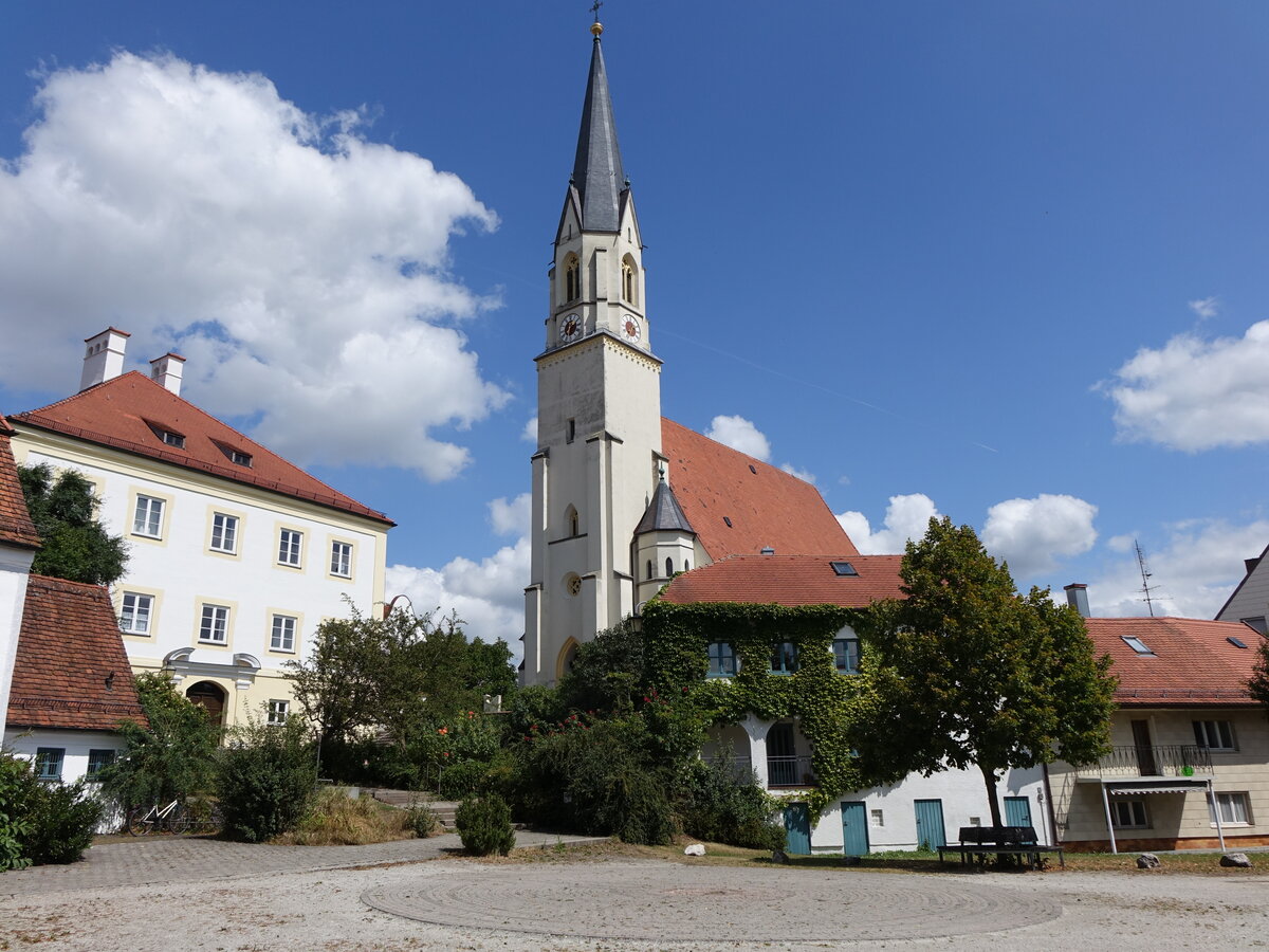 Niederbergkirchen, Pfarrkirche St. Blasius, gotische Saalkirche mit eingezogenem Chor, erbaut im 15. Jahrhundert (15.08.2015)