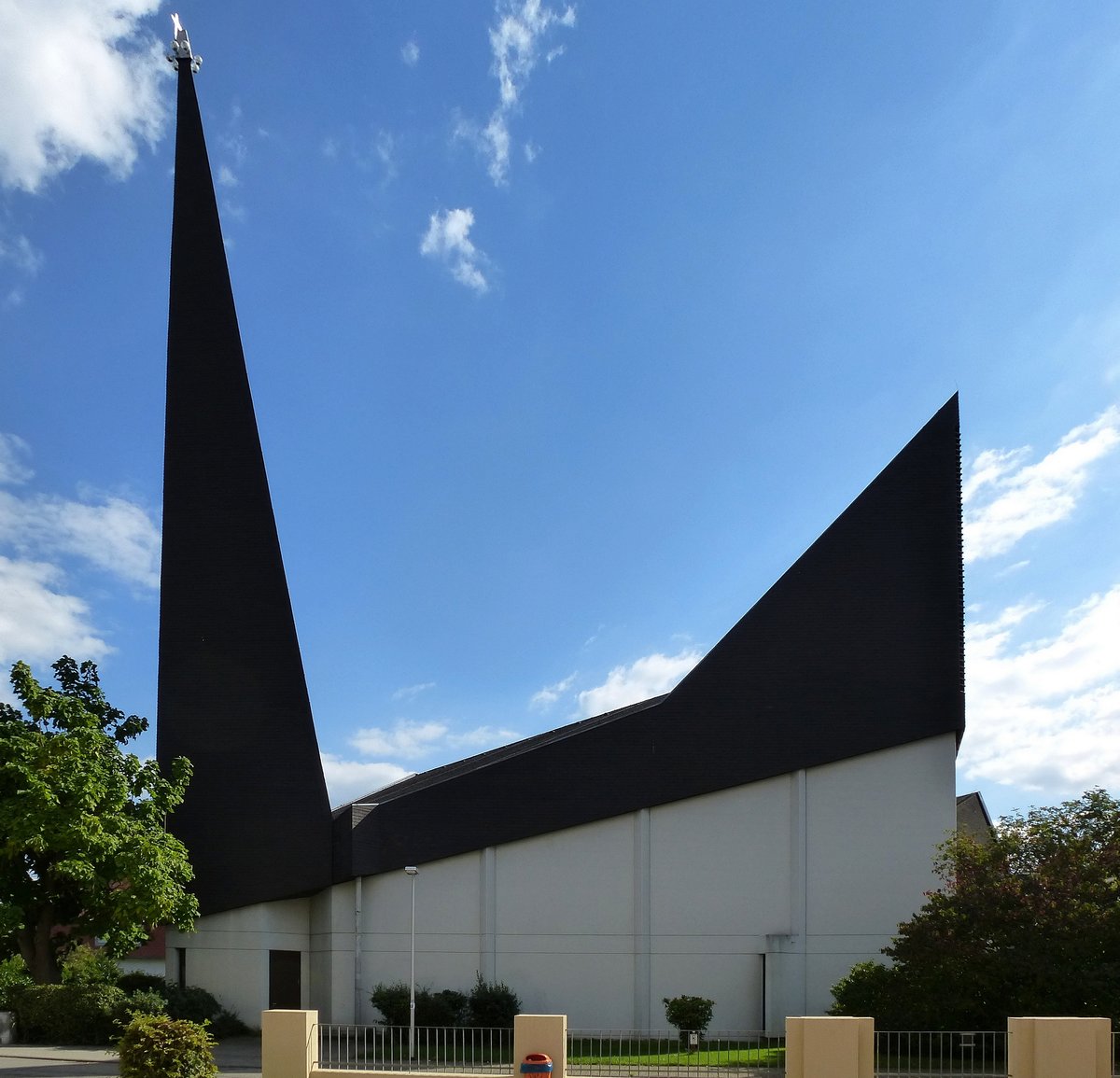 Niederbhl, die Westseite der markanten Neubaukirche St.Laurentius, Sept.2015