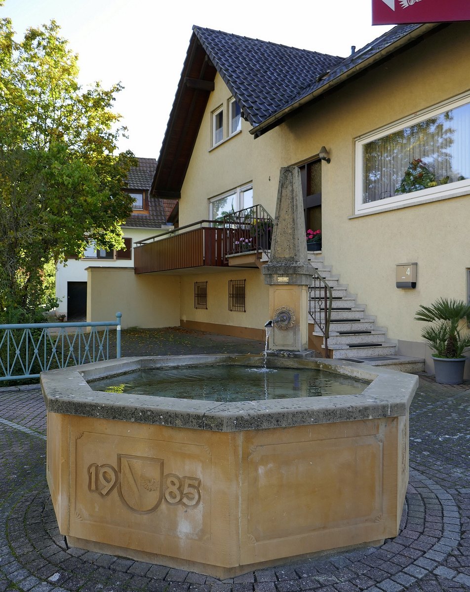 Niedereggenen im Markgrflerland, der Dorfbrunnen von 1985, Okt.2019