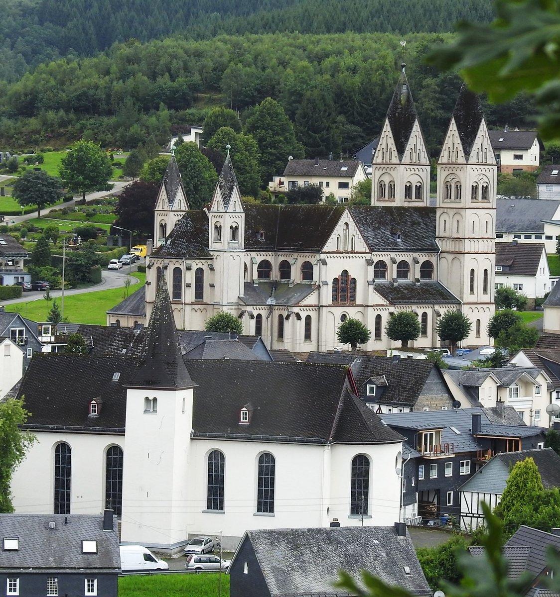 NIEDERFISCHBACH MIT  SIEGERLNDER DOM 
Wegen seiner imposanten Gre fr den kleinen Ort hat sich fr die rmisch-katholische Pfarrkirche St.
Mauritius und Gefhrten  die Bezeichnung  Siegerlnder Dom  ergeben,aber- 1897/98 erbaut gehrt sie
zum Landkreis Altenkirchen und ist dort die einzige Kirche mit 4 Trmen.
Direkt davor die evangelische Kirche,ursprngliches Gotteshaus des Kirchspiels,1820/22 erbaut allerdings mit
rund 900 Jahre altem Kirchturm...am 20.8.2017.