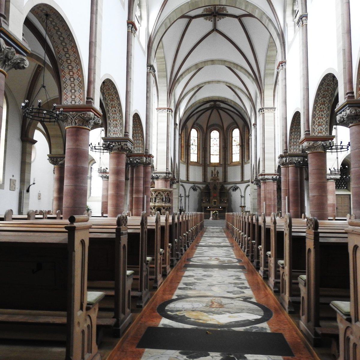 NIEDERFISCHBACH/SIEG-KATH. PFARRKIRCHE  ST. MAURITIUS /SIEGERLNDER DOM
Die im romanischen Stil 1897/98 erbaute Pfarrkirche  St. Mauritius und Gefhrten ,im Landkreis ALTENKIRCHEN
gelegen,aber wegen ihrer imposanten Gre  SIEGERLNDER DOM  genannt,
weist im Innenraum eine beeindruckende Darstellung der  WURZEL JESSE  im Bodenmosaik des
Mittelganges auf...am 19.11.2017