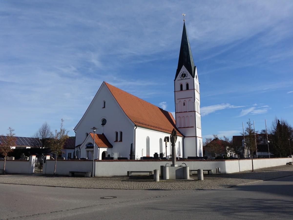 Niederlauterbach, St. Emmeran Kirche, Saalkirche mit Satteldach, sdlichem Chorflankenturm mit Spitzbogenblenden und Spitzhelm, Chor und Turmunterbau Mitte 15. Jahrhundert, neugotischer Turm von 1883 (27.12.2015)