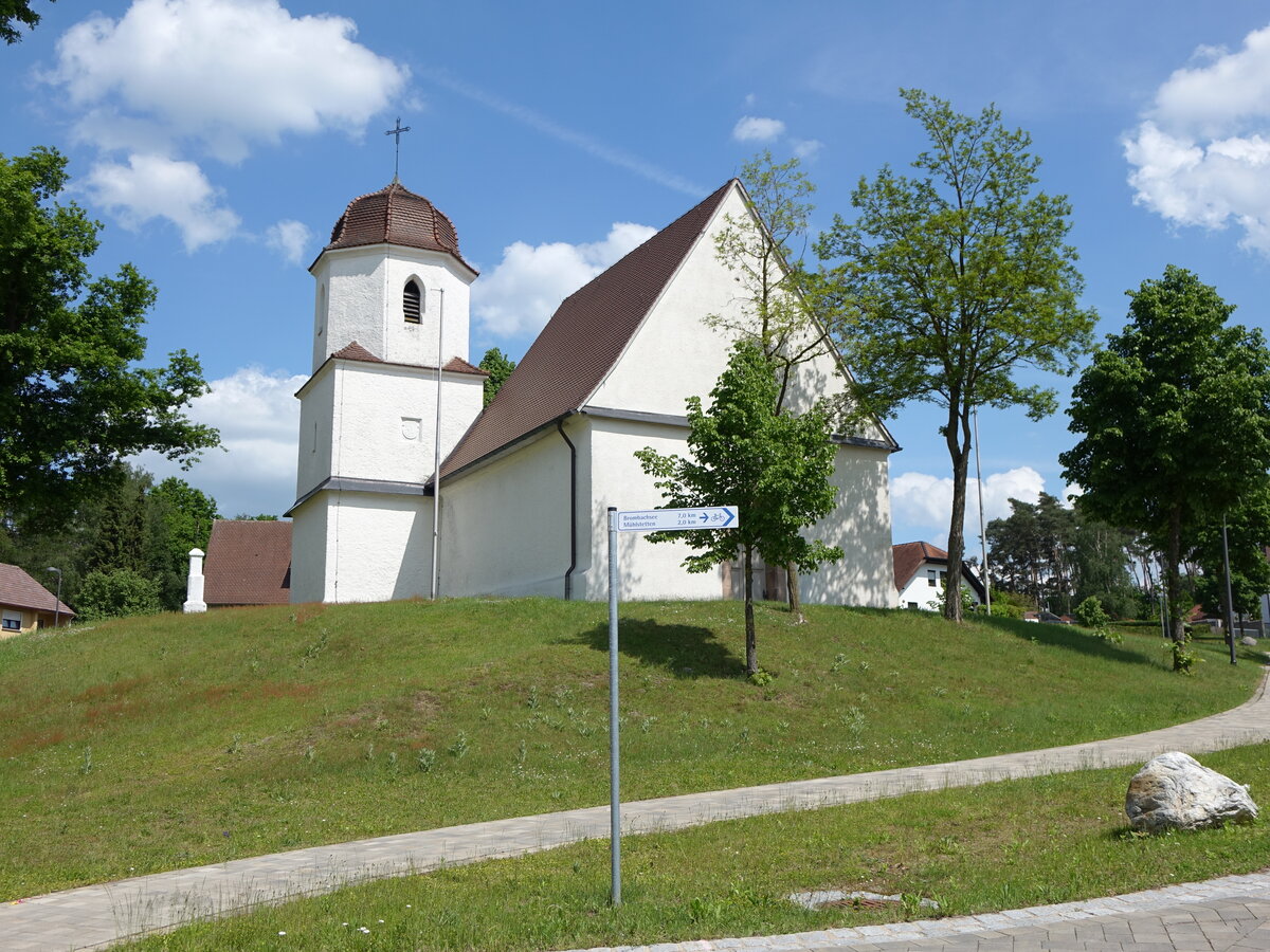 Niedermauk, Pfarrkirche St. Sebastian, Putzbau mit Satteldach, eingezogenem Dreiseitchor und nrdlich am Chor angebautem Turm, erbaut im 14. Jahrhundert (26.05.2016)