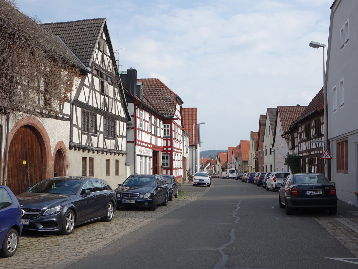 Niedernberg, Fachwerkhuser aus dem 16. Jahrhundert in der Hauptstrae (13.05.2018)