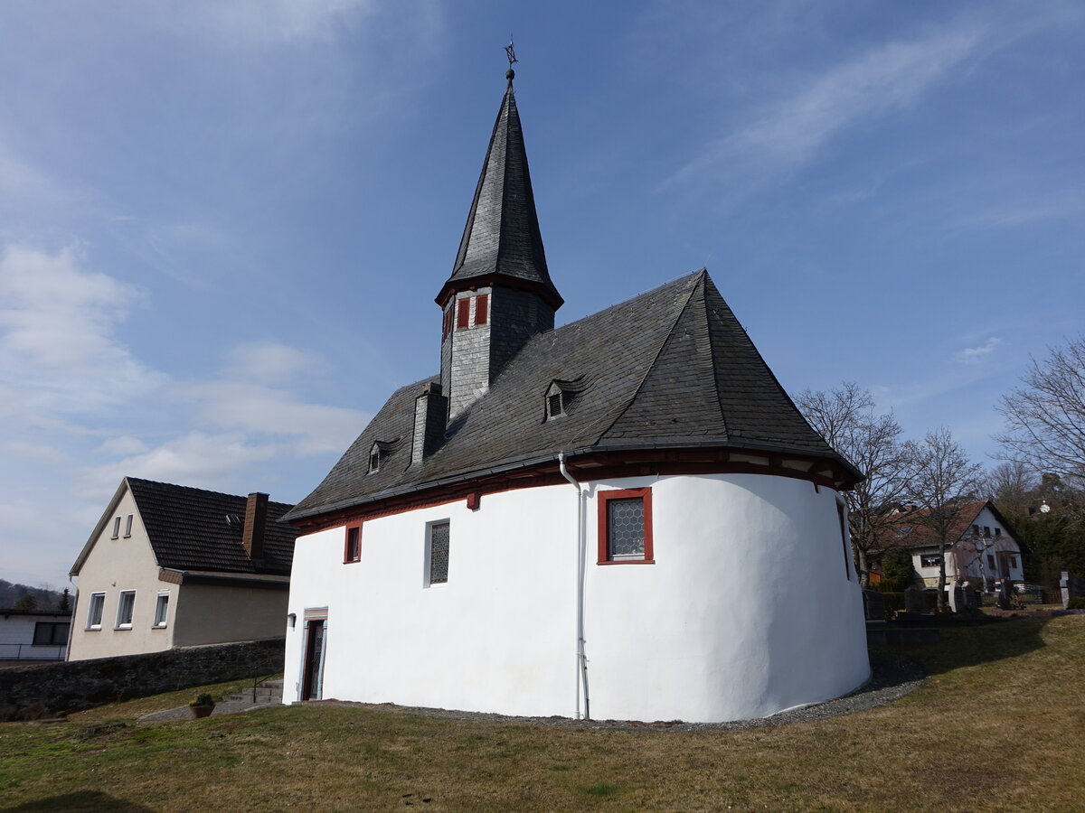 Niederquembach, evangelische Kirche, Saalbau mit halbrundem Ostschluss und achtseitigem Dachreiter (12.03.2022)