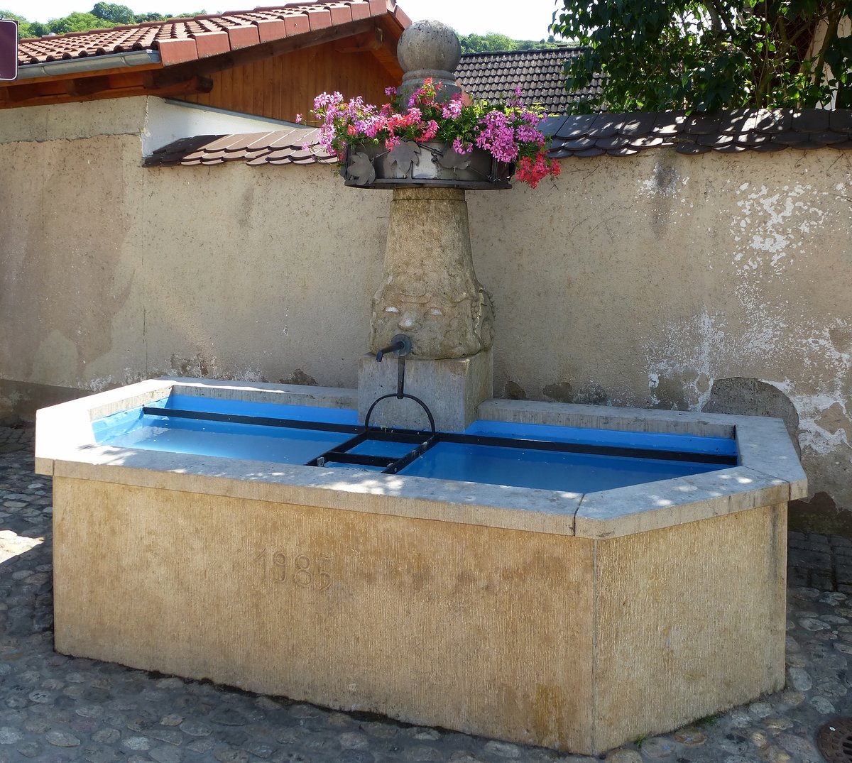 Niederrimsingen, der Brunnen von 1985 am Rathausplatz, Mai 2017