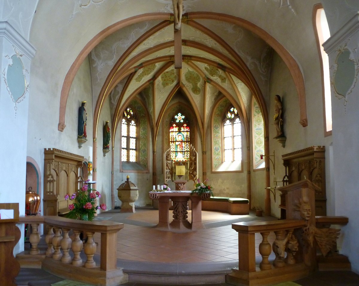 Niederrimsingen, der Chorraum mit dem Altar in der St.Laurentiuskirche, Mai 2017