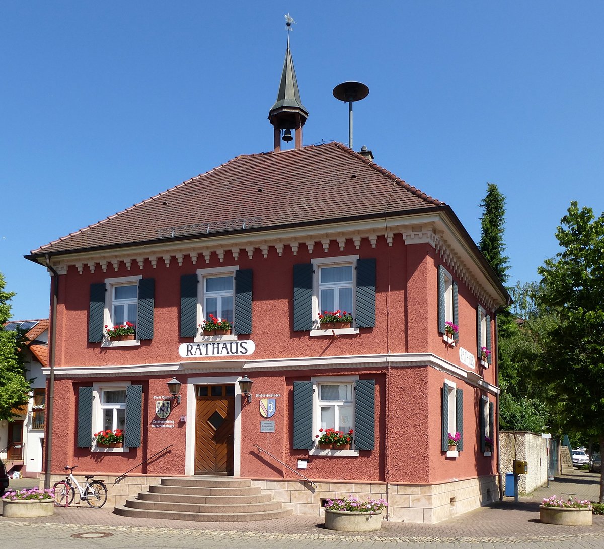 Niederrimsingen, das Rathaus der ca. 900 Einwohner zhlenden Gemeinde am sdwestlichen Tuniberg, Mai 2017