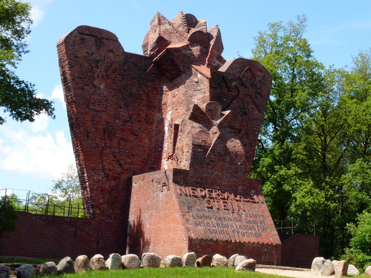 Niedersachsenstein am Weyerberg bei Worpswede; Inschrift:  Niemand hat grssere Liebe denn die dass er sein Leben lsset fr seine Freunde ; aufgenommen am 28.05.2009
