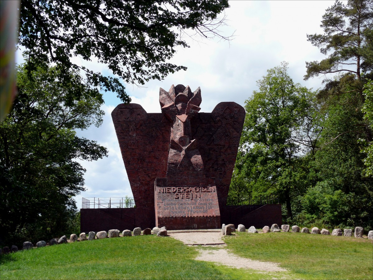 Niedersachsenstein am Weyerberg bei Worpswede; sieht von weitem aus wie ein Adler; fertiggestellt 1922 nach einem Entwurf des Architekten Bernhard Hoetker; die Steine davor tragen die Namen der im 1. Weltkrieg Gefallenen aus der Umgebung, daher heute als Kriegsdenkmal umstritten; aufgenommen am 28.05.2009
