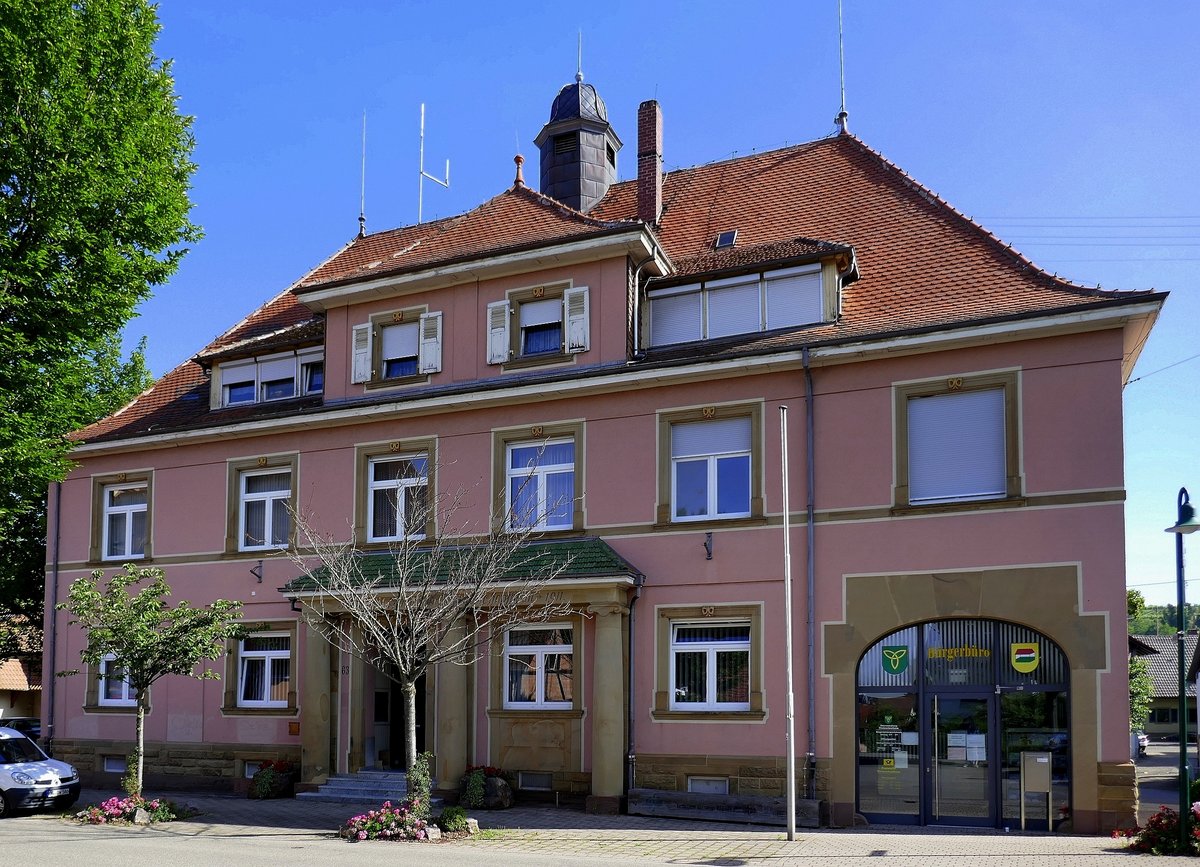 Niederschopfheim, OT von Hohberg, das Rathaus von 1911 der ca. 3000 Einwohner zhlenden Gemeinde in der Ortenau, Juni 2020
