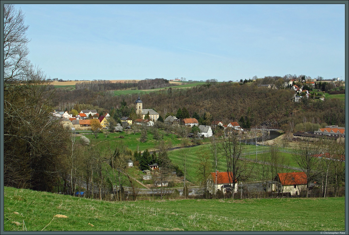 Niederstriegis, ein Dorf nahe der Kleinstadt Rowein, liegt an der Mndung des Flusses Striegis in die Freiberger Mulde (rechts im Bild). Die 1868 erffnete Bahnstrecke Leipzig - Dbeln - Meien berquert die Mulde unweit der Einmndung auf einer Stahlbrcke. berragt wird der Ort von der 1849 errichteten Kirche. (12.04.2015)