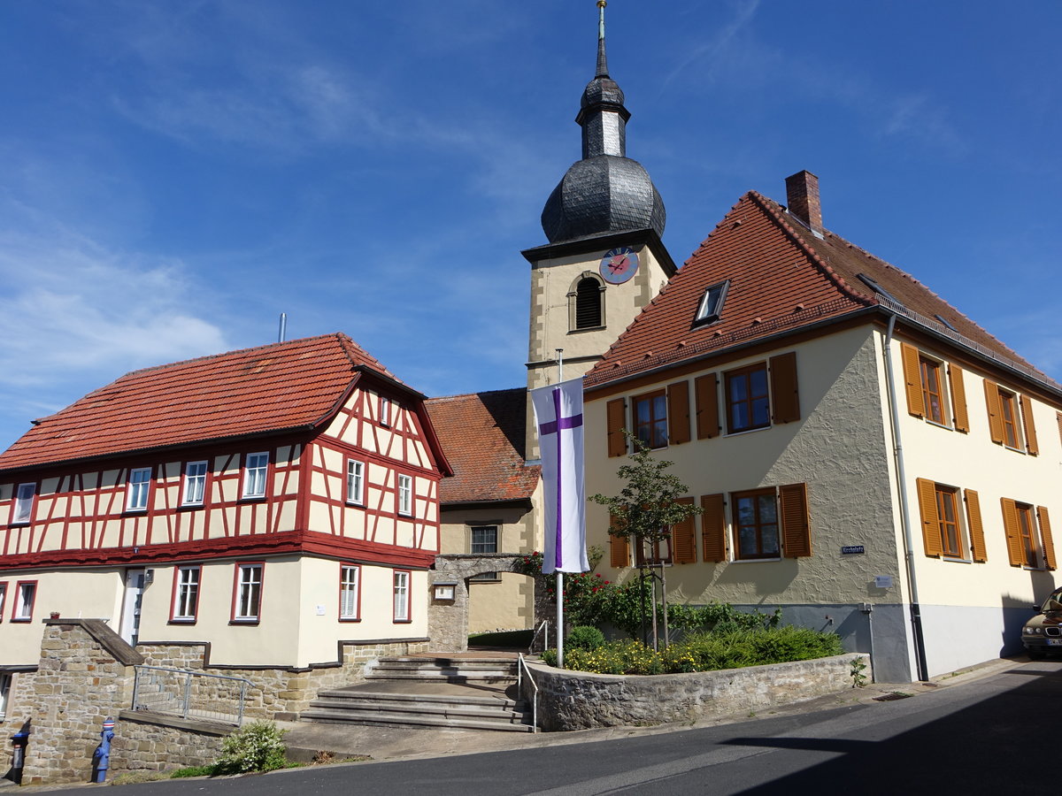 Niederwerrn, ehem. Mesnerhaus von 1710 und Ev. Pfarrkirche (28.05.2017)
