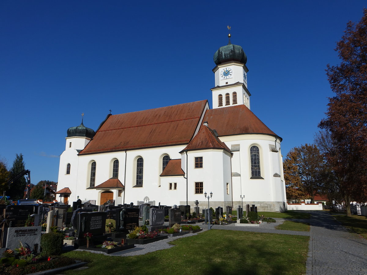 Niederwinkling, Pfarrkirche St. Wolfgang, Saalkirche mit flachem Tonnengewlbe und eingezogenem Polygonalchor, Langhaus mit hohem Satteldach und geschweiftem Giebel, erbaut von 1908 bis 1910 durch Joseph Rottler (14.11.2016)